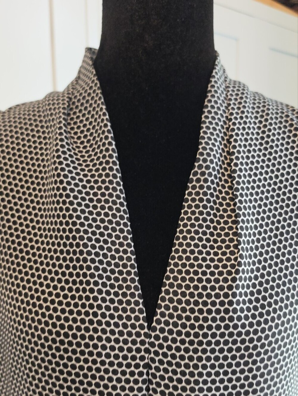 Max Studio Black & White Sleeveless V-Neck Geometric Top - Picture 7 of 10